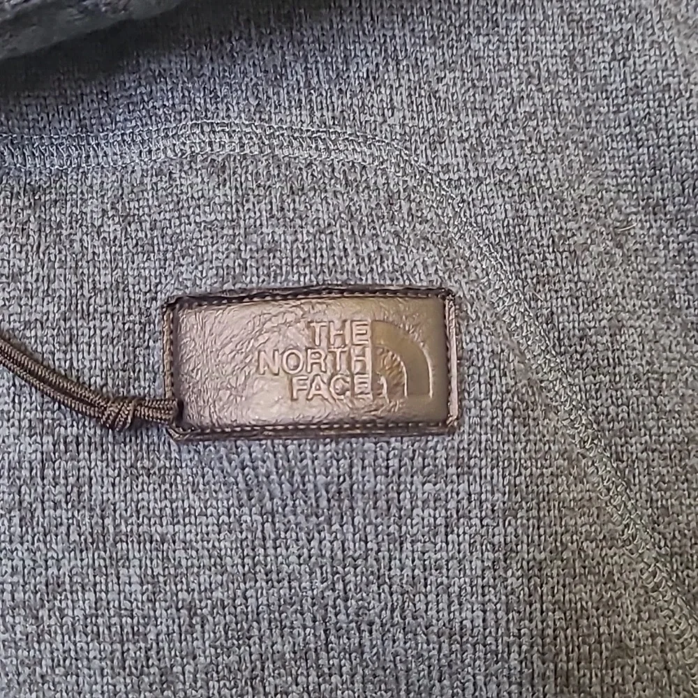 The North Face Gray Hooded Jacket used good condition zise L for‎ men.